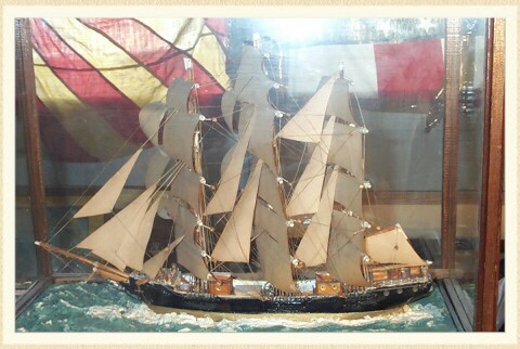 MARSEILLEANTIQUITES - Maquette de bateau cuirassier sous vitrine Le site du  Village des antiquaires de FIFITURIN